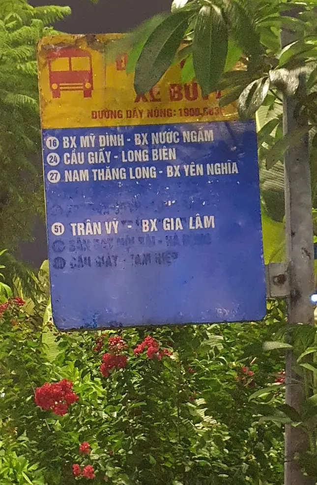 Biển báo tại điểm chờ xe buýt Biển báo tại điểm chờ xe buýt