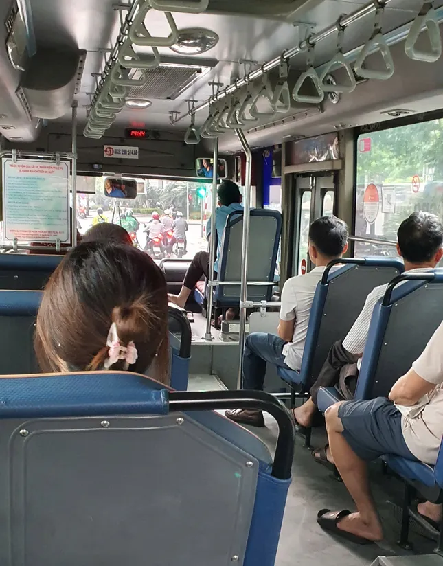 Nhiều người lựa chọn xe buýt để di chuyển hằng ngày Nhiều người lựa chọn xe buýt để di chuyển hằng ngày
