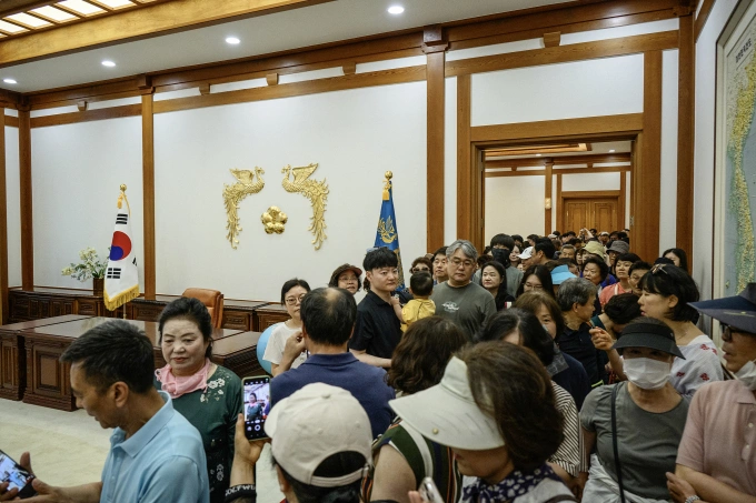 Du khách tham quan Nhà Xanh Du khách tham quan Nhà Xanh