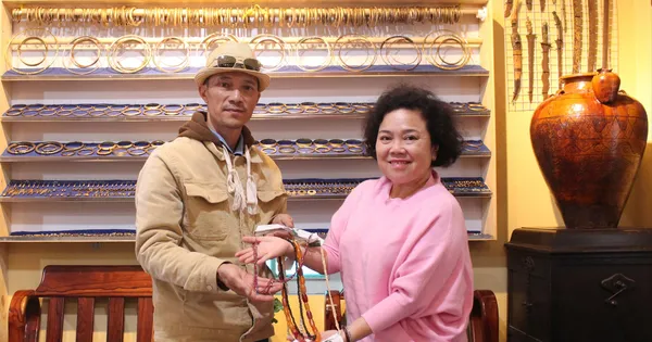 Anh Nguyễn Quốc Dũng trao tặng cổ vật Anh Nguyễn Quốc Dũng trao tặng cổ vật cho Bảo tàng Phụ nữ Nam bộ