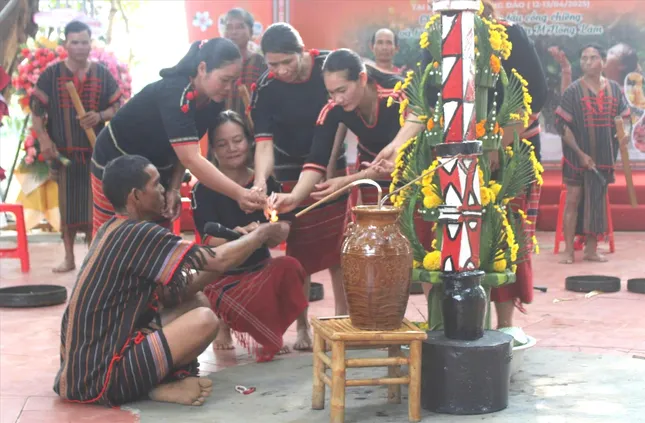 Người phụ nữ M'nông lấy lửa Người phụ nữ M'nông lấy lửa