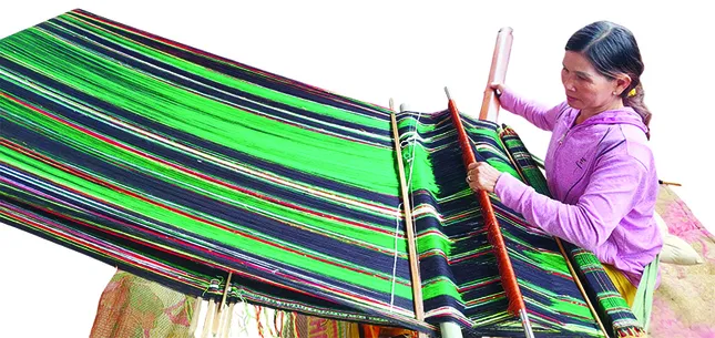 Nghề dệt thổ cẩm Bà H’Djrêt giữ nghề dệt thổ cẩm