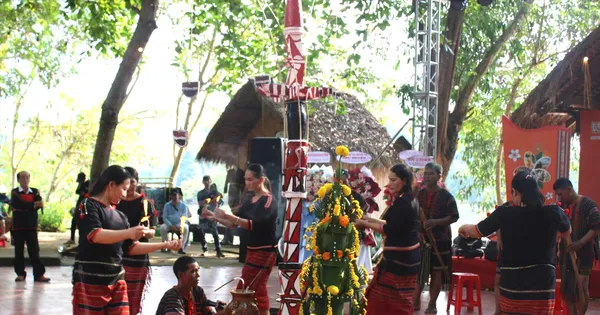 Thầy cúng đọc lời khấn Thầy cúng đọc lời khấn