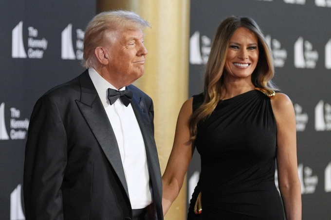Tổng thống Mỹ Donald Trump và Melania Trump Tổng thống Mỹ Donald Trump cùng đệ nhất phu nhân Melania tại tối khai mạc nhạc kịch Những người cùng khổ tại Trung tâm Kennedy