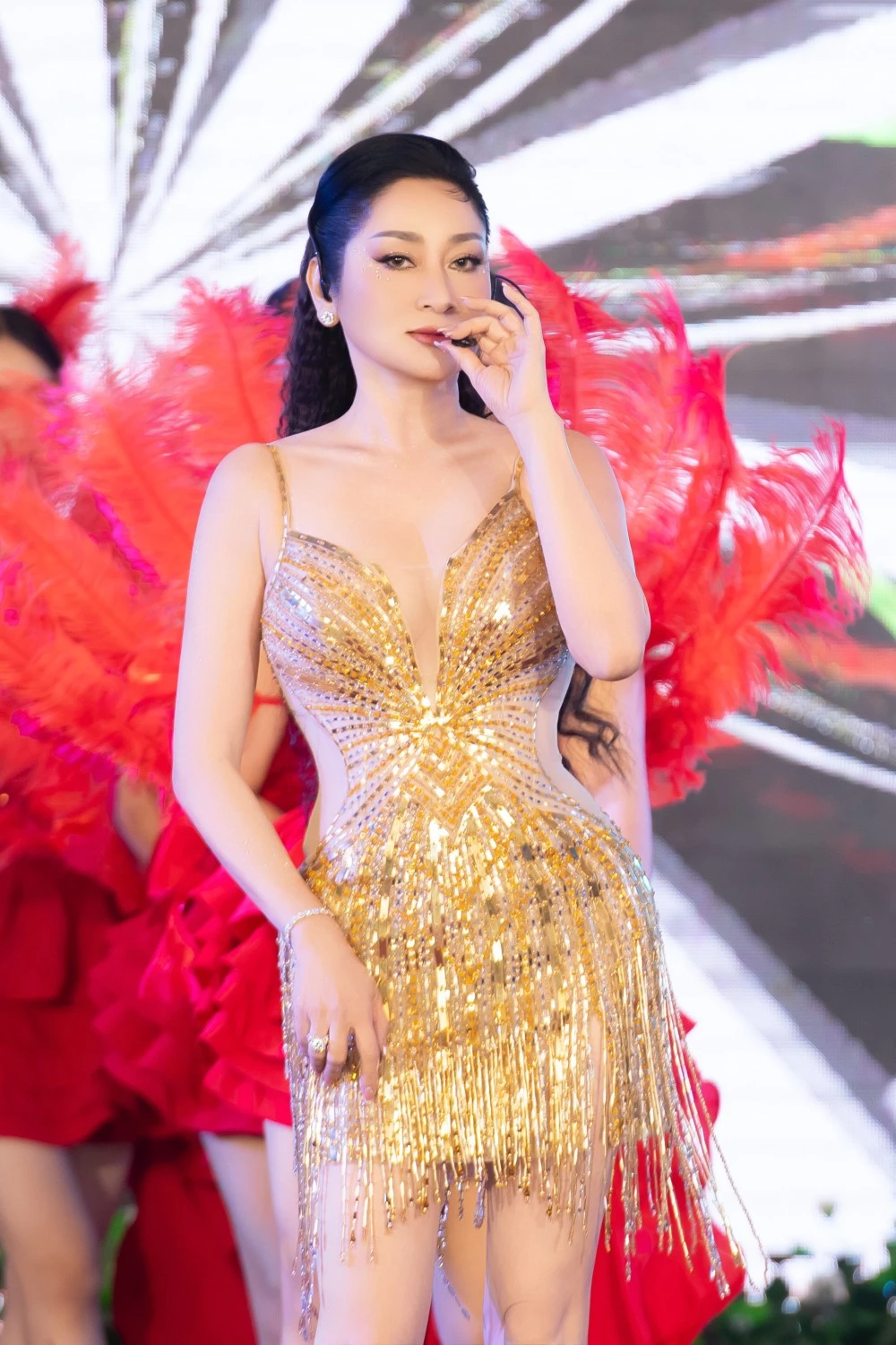 Hường Phạm thể hiện giọng hát Hường Phạm thể hiện giọng hát