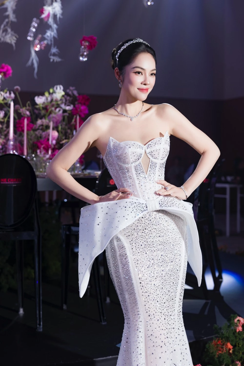 Dương Cẩm Lynh Dương Cẩm Lynh với vòng eo 58cm