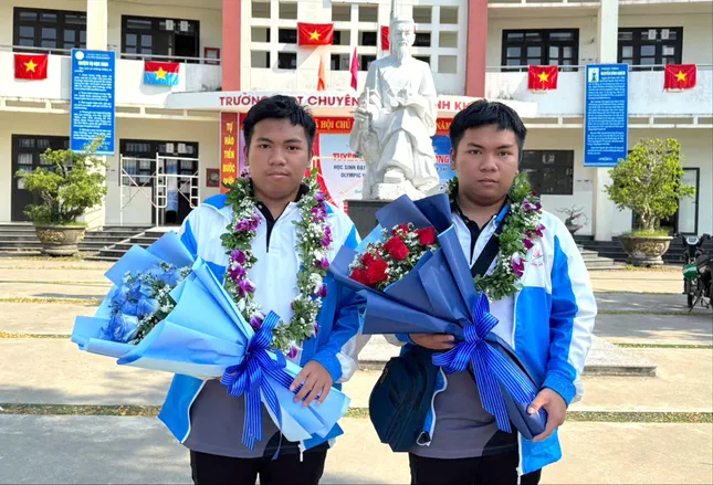 Cặp song sinh Nguyễn Trí Hiền và Nguyễn Trí Hậu Cặp song sinh Nguyễn Trí Hiền và Nguyễn Trí Hậu mê Toán
