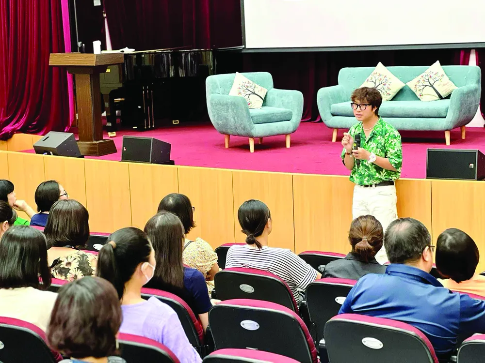 Chuyên gia tâm lý Nguyễn Minh Thành trong một hội thảo Chuyên gia tâm lý Nguyễn Minh Thành trong một hội thảo