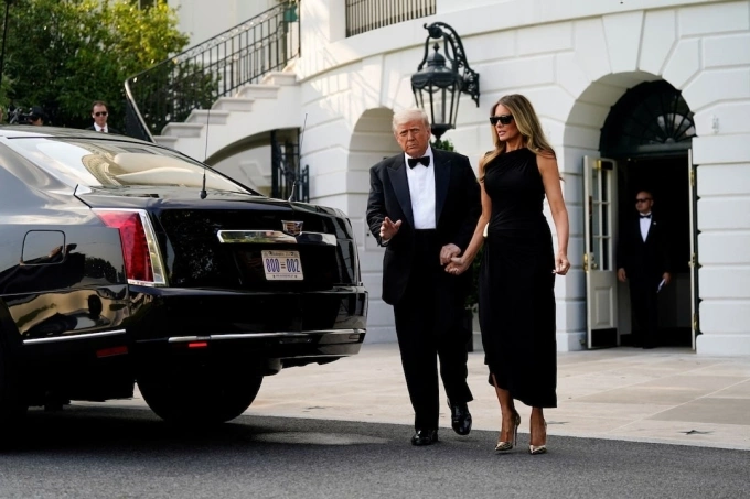 Ông Trump và phu nhân Melania Ông Trump mặc trang phục tuxedo