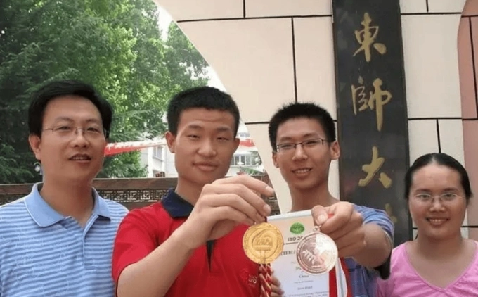 Vi Đông Dịch giành huy chương vàng Olympic Toán Quốc tế Vi Đông Dịch (áo đỏ), khoe huy chương vàng Olympic Toán Quốc tế lần thứ 49 sau khi từ Tây Ban Nha về nước