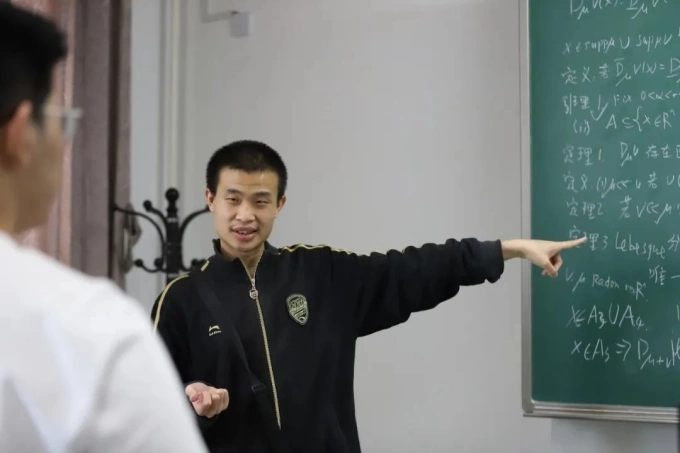 Vi Đông Dịch giảng dạy tại Đại học Bắc Kinh Vi Đông Dịch trong một tiết giảng ở Đại học Bắc Kinh