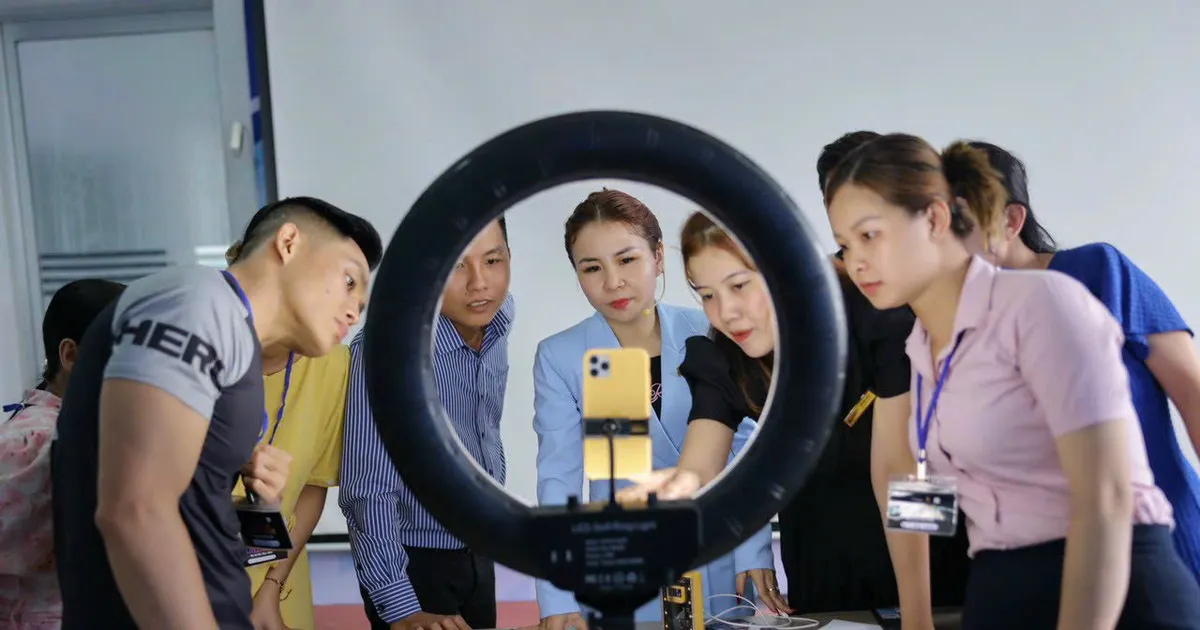 Nội dung số và giới trẻ Công việc sáng tạo nội dung trên các nền tảng số đang thu hút nhiều bạn trẻ.