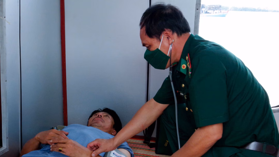 Lực lượng quân y Bộ đội Biên phòng tỉnh Sóc Trăng chăm sóc sức khỏe ban đầu cho thuyền viên gặp nạn trên biển. Lực lượng quân y chăm sóc sức khỏe ban đầu cho thuyền viên gặp nạn trên biển.