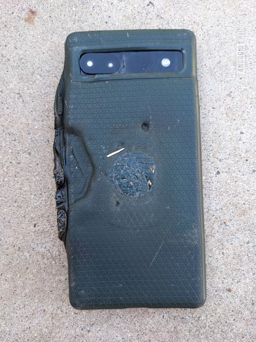 Google Pixel 6a gặp sự cố cháy nổ Mẫu Pixel này được xác nhận có nguy cơ cháy nổ, Google siết sạc và dung lượng pin để đảm bảo an toàn