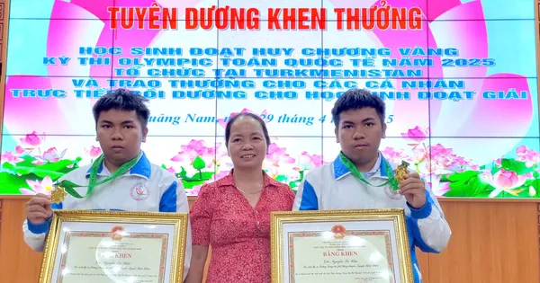 Cặp song sinh Nguyễn Trí Hiền và Nguyễn Trí Hậu Cặp song sinh Nguyễn Trí Hiền và Nguyễn Trí Hậu hạnh phúc trong vòng tay mẹ sau khi giành huy chương vàng Olympic Toán học quốc tế
