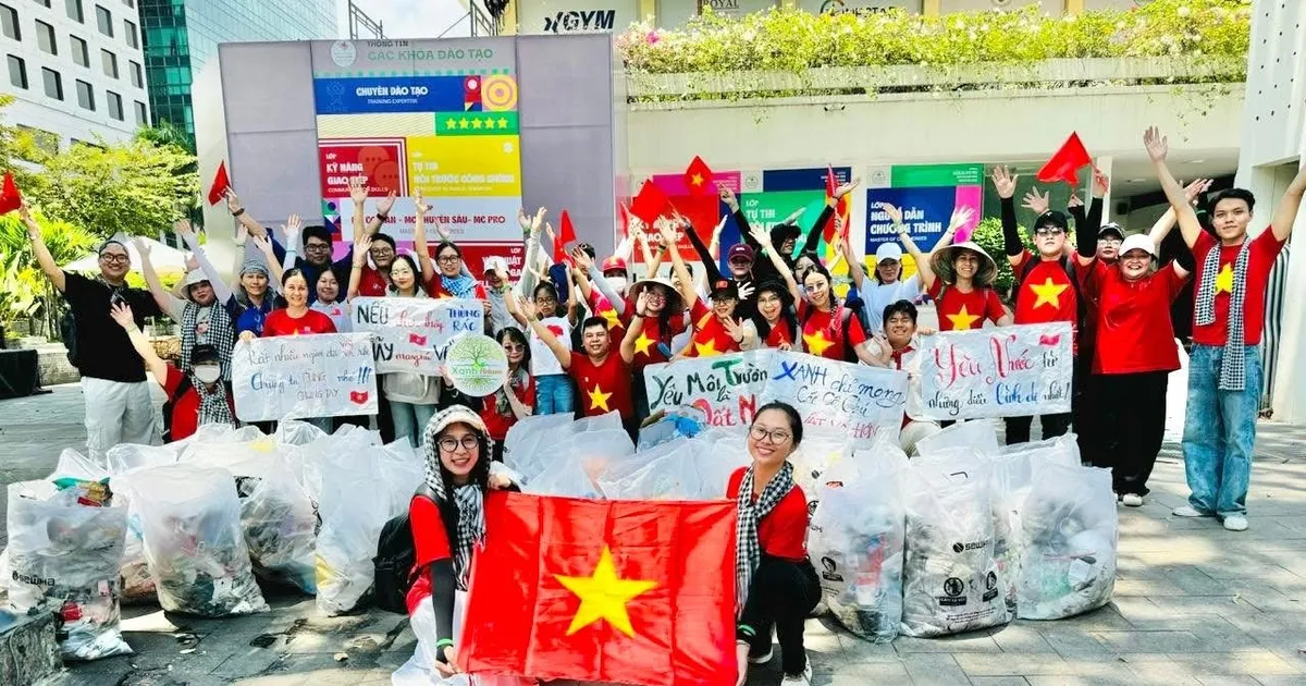 Huỳnh Thị Quỳnh Như tham gia dọn rác Huỳnh Thị Quỳnh Như tham gia dọn rác
