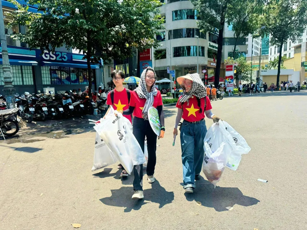 Các thành viên nhóm Xanh Việt Nam nhặt rác Các thành viên nhóm Xanh Việt Nam nhặt rác