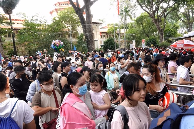 Trẻ em thích thú khi ngắm nhìn các loài động vật Trẻ em thích thú khi ngắm nhìn các loài động vật