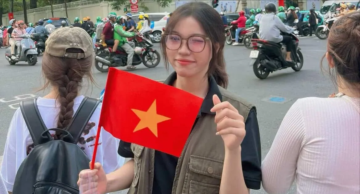 Chị Khánh Nguyên Chị Khánh Nguyên mặc áo ghilê của ông ngoại đến tham dự buổi sơ duyệt diễu binh