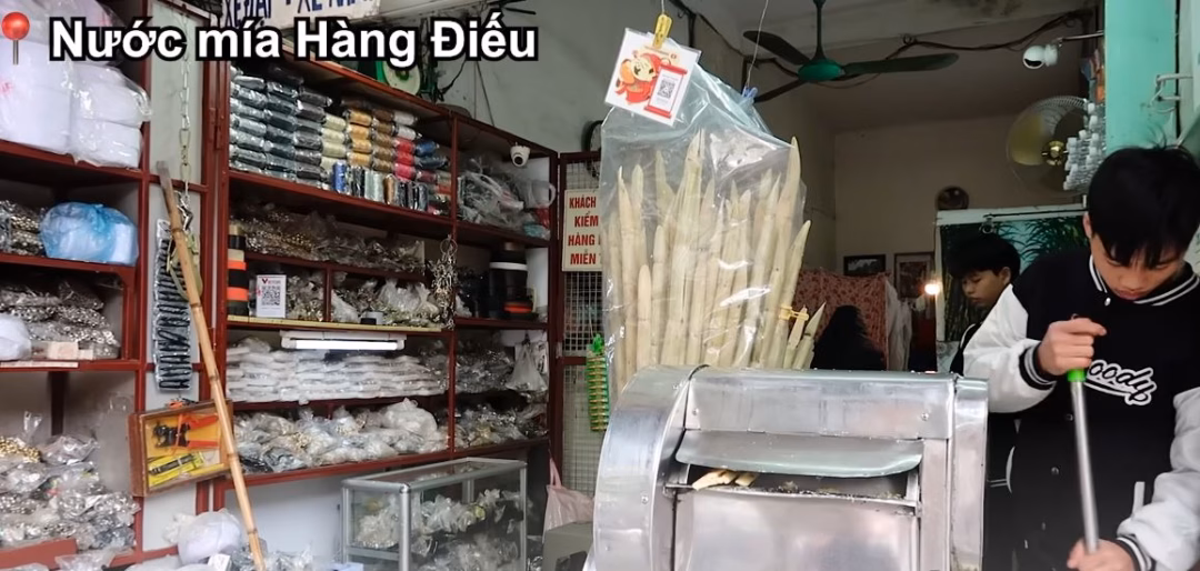 Khách Tây uống nước mía Việt Nam Khách Tây uống nước mía Việt Nam
