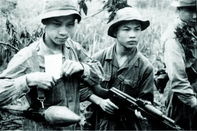 Chiến sĩ Lê Bá Dương Chiến sĩ Lê Bá Dương (phải) và đồng đội khác chụp ngay trước trận đánh đồi Thám Báo 1971