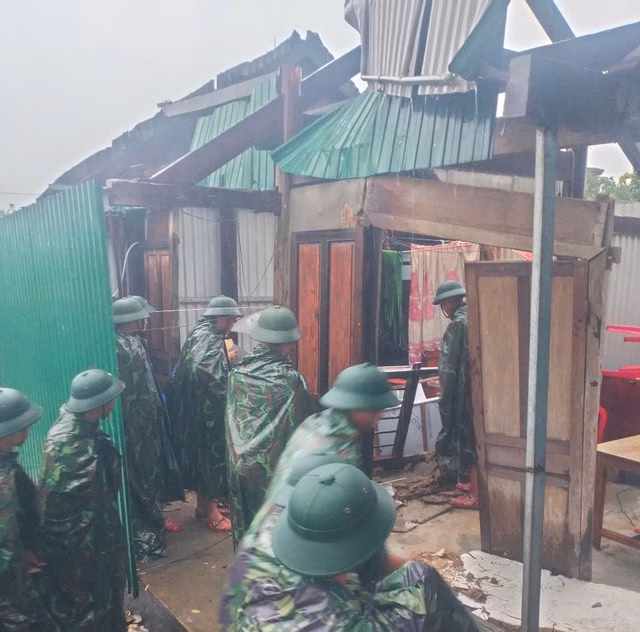 Lực lượng chức năng hỗ trợ người dân Lực lượng chức năng hỗ trợ người dân