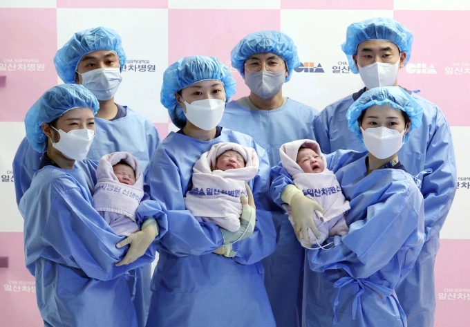Những em bé đầu tiên của Hàn Quốc trong năm 2025 ở bệnh viện tại Goyang, tỉnh Gyeonggi