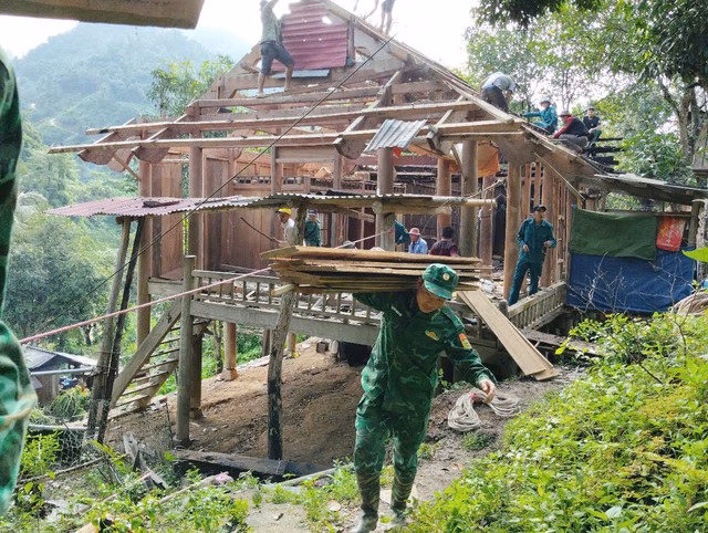 Người dân “chạy đua” di dời nhà cửa đến nơi an toàn trước khi mưa lũ- Ảnh3. Trước đó, bộ đội biên phòng Mỹ Lý cũng đã giúp các hộ dân ra khỏi vùng có nguy cơ sạt lở.