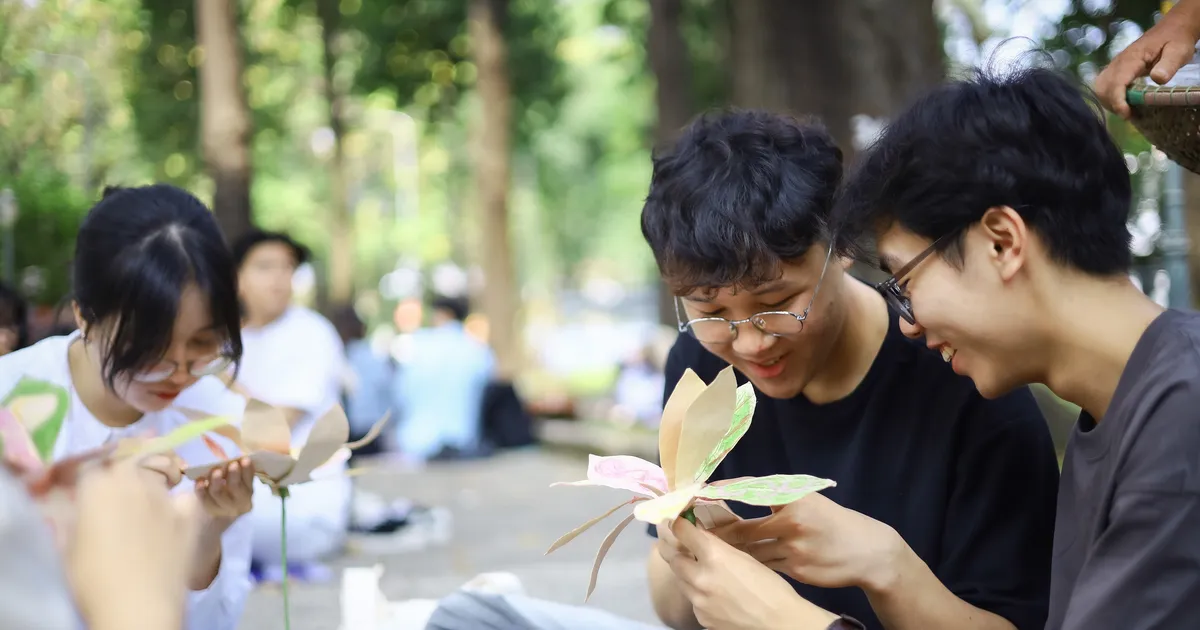 Dó chạm phố Hoạt động “Dó chạm phố” mang trải nghiệm sáng tạo về giấy Dó truyền thống đến với bạn trẻ