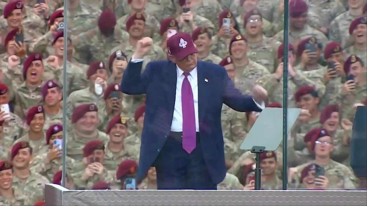 Tổng thống Trump tại Fort Bragg Tổng thống Trump nhảy YMCA cùng binh sĩ
