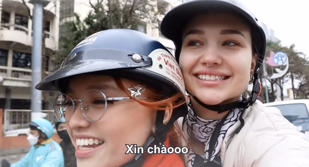 Hải Anh (trái) đưa Kitti (phải) đi thưởng thức ẩm thực Hà Nội Khách Tây mê mẩn món tráng miệng Việt Nam
