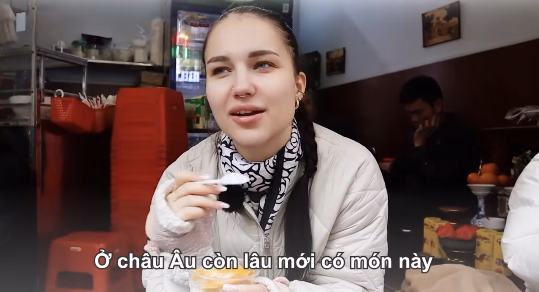 Kitti thích thú với sữa chua thạch lá nếp Kitti thích sữa chua thạch lá nếp