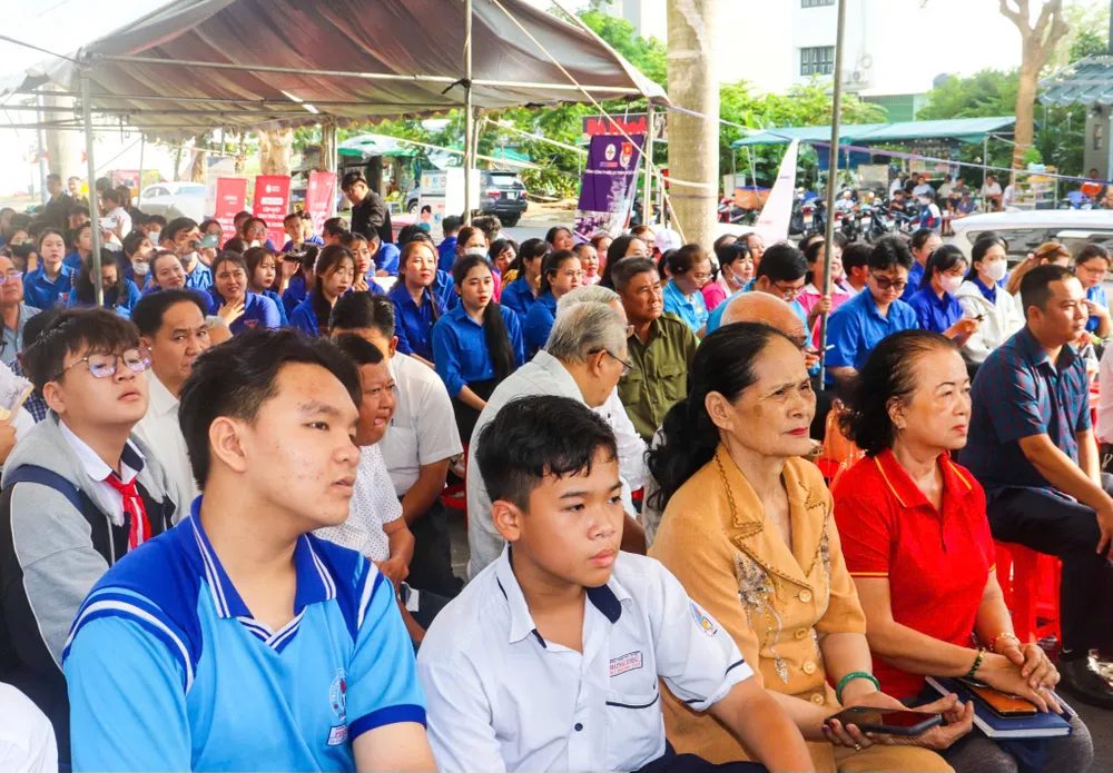 Quang cảnh lễ phát động ngày hoạt động cao điểm Quang cảnh lễ phát động ngày hoạt động cao điểm