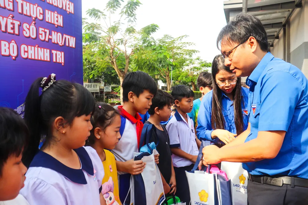 Anh Trương Minh Tước Nguyên trao quà cho thiếu nhi đồng bào dân tộc thiểu số, con em của thanh niên công nhân Anh Trương Minh Tước Nguyên trao quà cho thiếu nhi đồng bào dân tộc thiểu số, con em của thanh niên công nhân