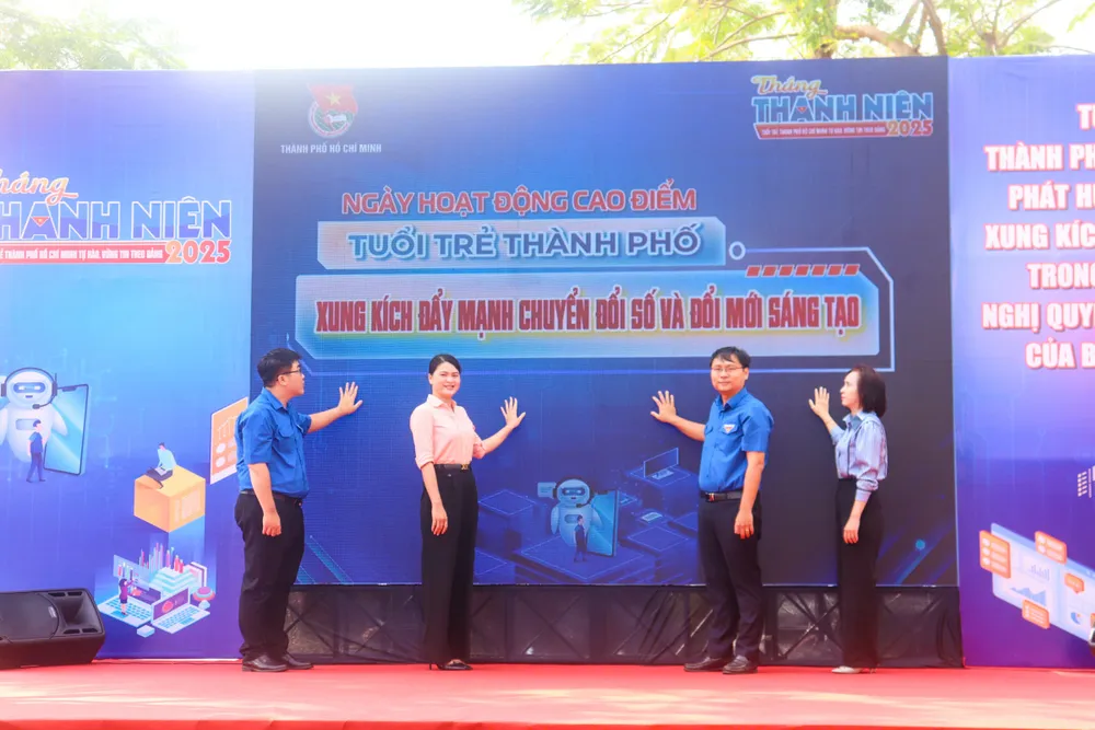 Đại biểu thực hiện nghi thức phát động ngày hoạt động cao điểm Đại biểu thực hiện nghi thức phát động ngày hoạt động cao điểm