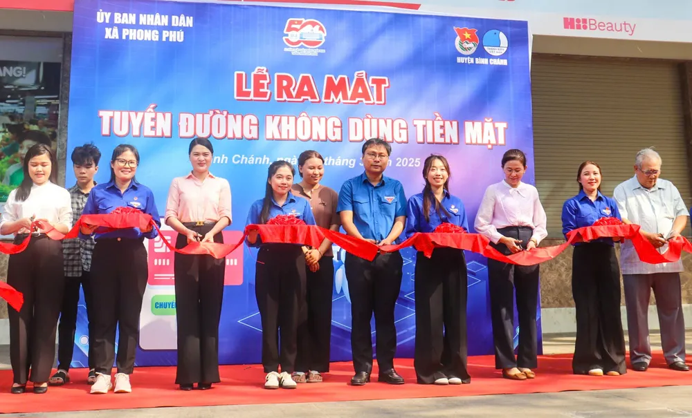 Đại biểu thực hiện nghi thức ra mắt tuyến đường không dùng tiền mặt Đại biểu thực hiện nghi thức ra mắt tuyến đường không dùng tiền mặt