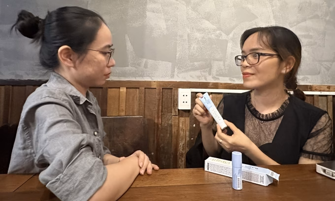 Chị Triều giới thiệu sản phẩm Chị Triều giới thiệu sản phẩm cho khách hàng.