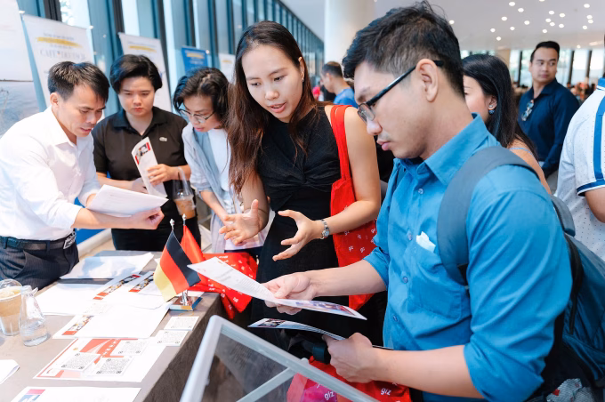 Người lao động tìm việc Người lao động tìm việc ở một ngày hội việc làm.