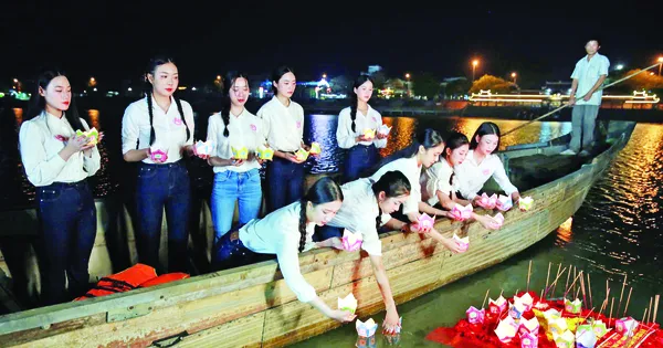 Thí sinh dự thi Hoa hậu Việt Nam 2024 Thí sinh dự thi Hoa hậu Việt Nam 2024 thả hoa đăng trên dòng sông Thạch Hãn