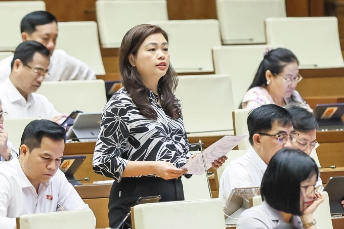 Đại biểu làm việc tại hội trường Diên Hồng tháng 5/2025
