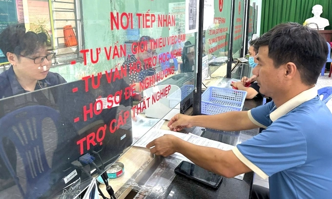 Trợ cấp thất nghiệp Ông Trần Văn Quý làm thủ tục hưởng trợ cấp thất nghiệp tại Trung tâm dịch vụ việc làm TP HCM