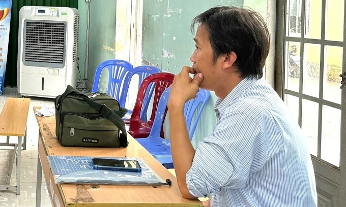 Anh Nguyễn Minh Thông Anh Nguyễn Minh Thông chờ làm thủ tục hưởng trợ cấp thất nghiệp tại Trung tâm dịch vụ việc làm.