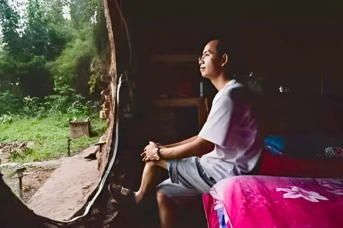 Mẫn Hằng Tài trong hang động Mẫn Hằng Tài bên trong hang động nơi anh cải tạo làm chỗ ở