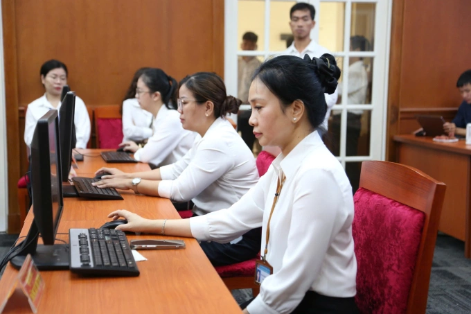 Cán bộ phường Sài Gòn thử vận hành Cán bộ UBND phường Sài Gòn thử vận hành xử lý hồ sơ