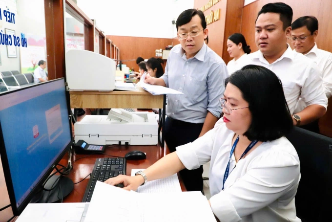 Cán bộ phường Thới An xử lý hồ sơ Cán bộ UBND phường Thới An xử lý hồ sơ