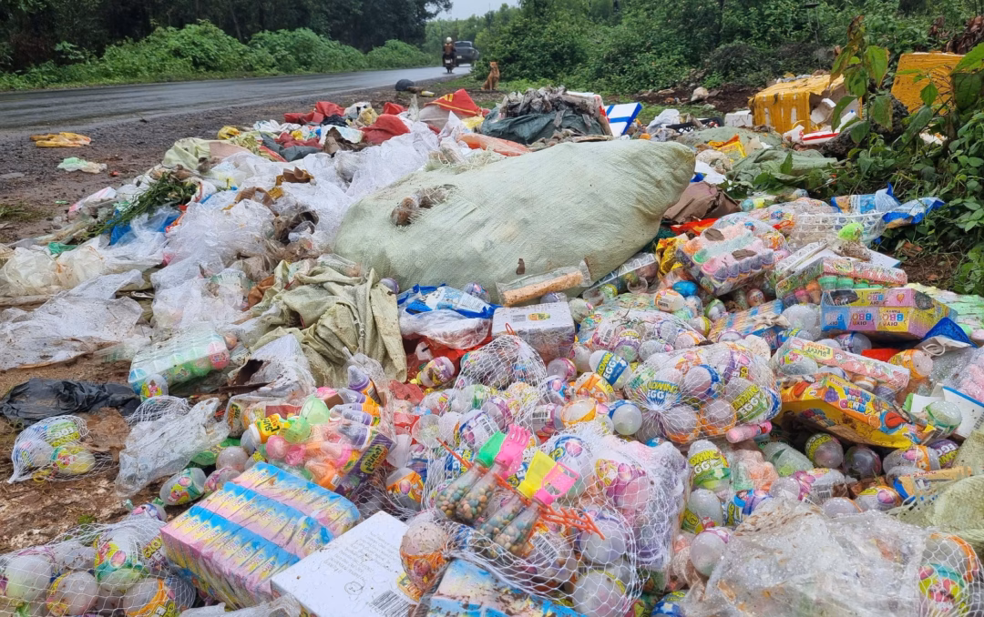 Kẹo và đồ chơi trẻ em bị vứt bỏ Kẹo và đồ chơi trẻ em bị vứt bỏ
