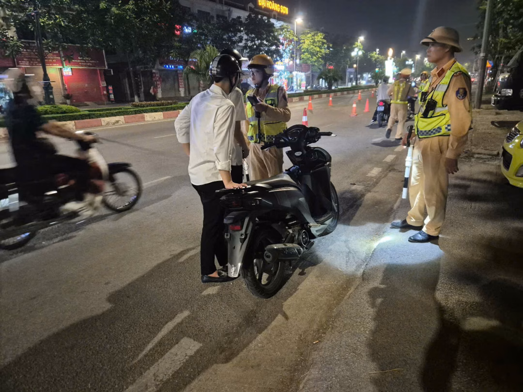 Bắc Ninh ra quân xử lý thanh thiếu niên vi phạm giao thông Cảnh sát giao thông đo nồng độ cồn người điều khiển xe gắn máy.
