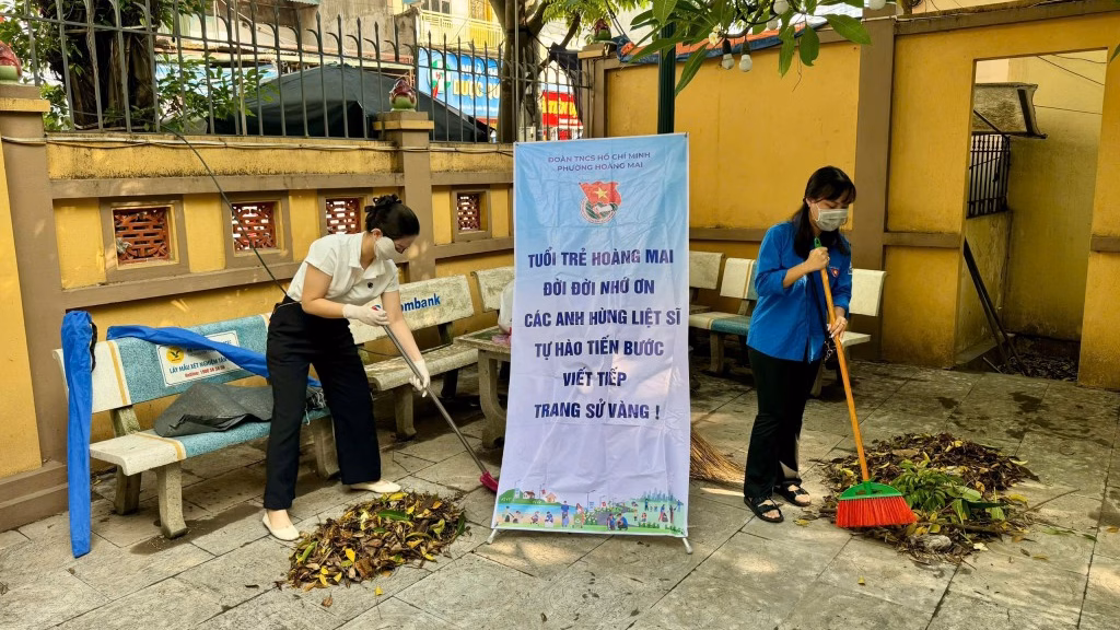 Đoàn viên, thanh niên phường Hoàng Mai dọn dẹp, chỉnh trang tại các đài tưởng niệm, nghĩa trang liệt sĩ trên địa bàn phường