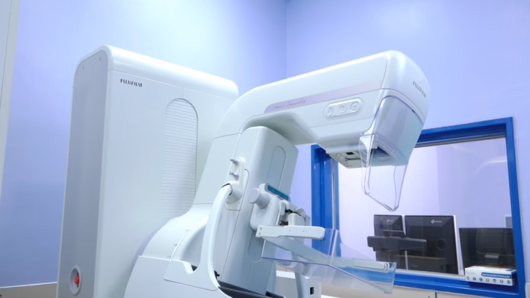 Bệnh viện ĐH Y Dược TP.HCM ứng dụng công nghệ X-quang vú 3D trong chẩn đoán ung thư vú Cận cảnh máy X-quang vú 3D FujiFilm