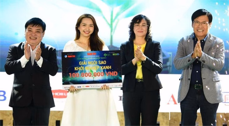 Các Start-up AI Việt Nam: Đổi mới và Phát triển với Trí tuệ nhân tạo Trao giải cho dự án xuất sắc nhất Tuổi Trẻ Start-up Award 2024 - Ảnh: Q.ĐỊNH